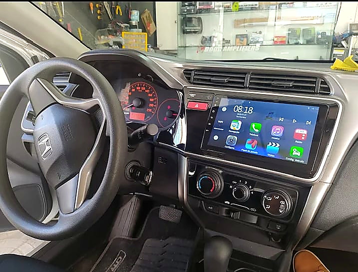 Multimídia instalada em painel de carro